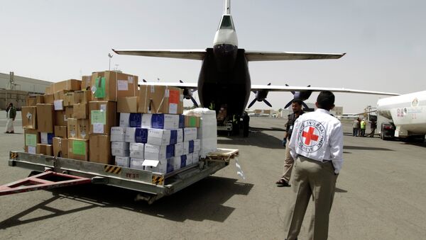Emergency medical aid from the International Committee of the Red Cross is unloaded from a plane at the international airport in Sanaa on April 10, 2015 - Sputnik International