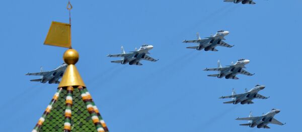 Sukhoi Su-30SM Flanker-C and Su-35S Super-Flanker fighters fly by during rehearsal for parade - Sputnik International