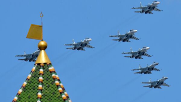 Sukhoi Su-30SM Flanker-C and Su-35S Super-Flanker fighters fly by during rehearsal for parade - Sputnik International