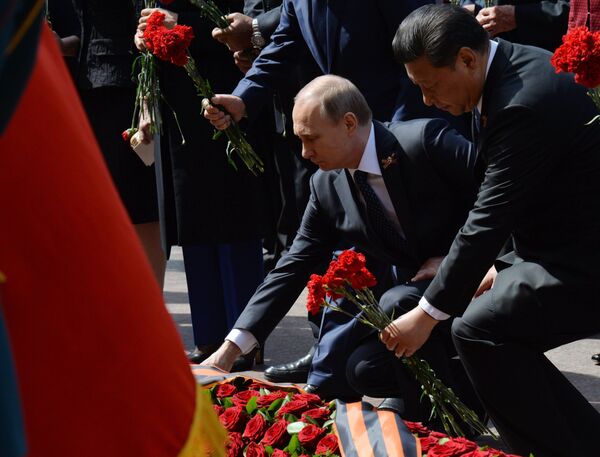Laying flowers at the Tomb of the Unknown Soldier Laying flowers at the Tomb of the Unknown Soldier - Sputnik International