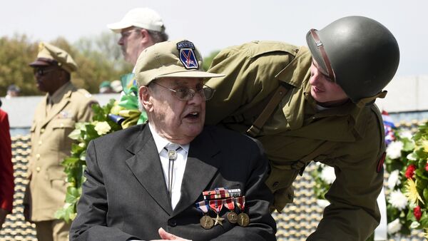 A veteran interacts with an usher dressed in World War II era uniform during a Capitol Flyover over the National Mall to commemorate the 70th anniversary of VE (Victory in Europe) Day, in Washington May 8, 2015 - Sputnik International