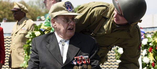 A veteran interacts with an usher dressed in World War II era uniform during a Capitol Flyover over the National Mall to commemorate the 70th anniversary of VE (Victory in Europe) Day, in Washington May 8, 2015 - Sputnik International