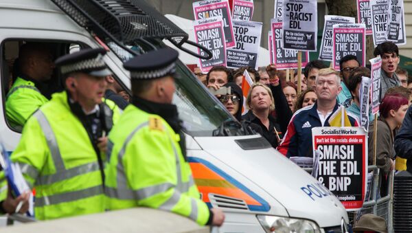 Demonstrators opposed to the far-right English Defence League (EDL) stage a counter-demonstration during a march by trhe EDL in London on September 20, 2014. File Photo - Sputnik International