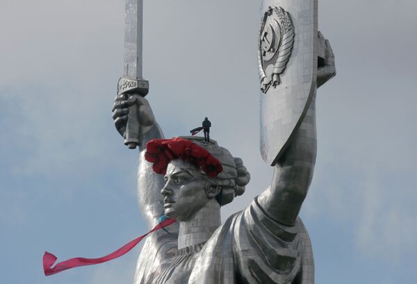 Kiev's Motherland Monument in Kiev. Feeling sheepish about removing the 102-meter tall Soviet-era monument overlooking the capital, authorities decided to decorate it with a wreath of poppies and a ribbon instead. Kiev's Motherland Monument in Kiev. Feeling sheepish about removing the 102-meter tall Soviet-era monument overlooking the capital, authorities decided to decorate it with a wreath of poppies and a ribbon instead. - Sputnik International