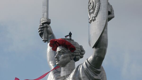 Kiev's Motherland Monument in Kiev. Feeling sheepish about removing the 102-meter tall Soviet-era monument overlooking the capital, authorities decided to decorate it with a wreath of poppies and a ribbon instead. - Sputnik International