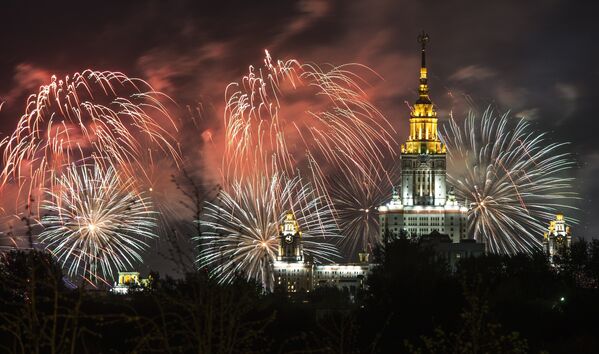 Fireworks to mark the 70th anniversary of victory over the Nazi Germany in World War II. - Sputnik International