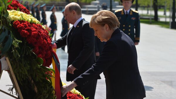 Vladimir Putin and German Chancellor Angela Merkel lay flowers at Tomb of the Unknown Soldier - Sputnik International