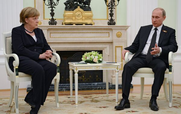 Russian President Vladimir Putin and German Chancellor Angela Merkel during meeting in the Kremlin on May 9, 2015 - Sputnik International