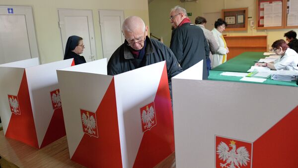 People vote at a polling station in the first round of the presidential election in Warsaw - Sputnik International