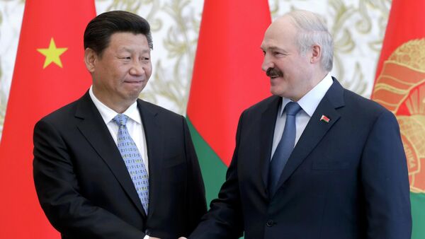 Belarussian President Alexander Lukashenko (R) shakes hands with his Chinese counterpart Xi Jinping during a meeting in Minsk, May 10, 2015 - Sputnik International