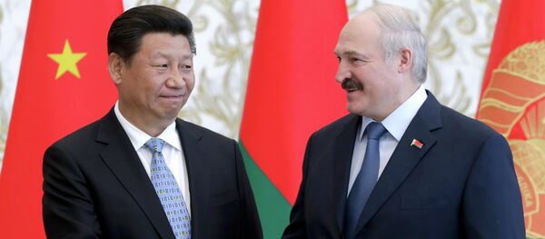 Belarussian President Alexander Lukashenko (R) shakes hands with his Chinese counterpart Xi Jinping during a meeting in Minsk, May 10, 2015 - Sputnik International