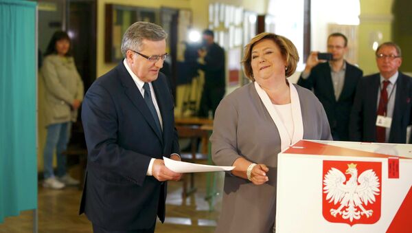 Polish President Bronislaw Komorowski and his wife Anna (R) cast their votes in the first round of the presidential election at a polling station in Warsaw, Poland May 10, 2015 - Sputnik International