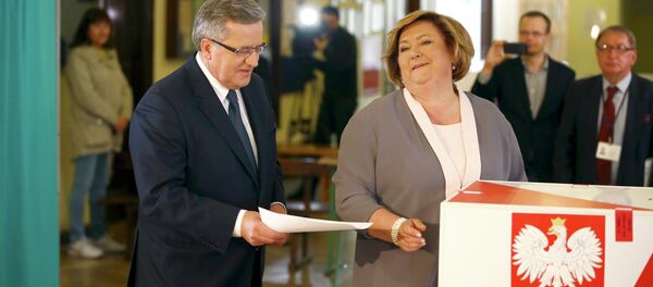 Polish President Bronislaw Komorowski and his wife Anna (R) cast their votes in the first round of the presidential election at a polling station in Warsaw, Poland May 10, 2015 Polish President Bronislaw Komorowski and his wife Anna (R) cast their votes in the first round of the presidential election at a polling station in Warsaw, Poland May 10, 2015 - Sputnik International