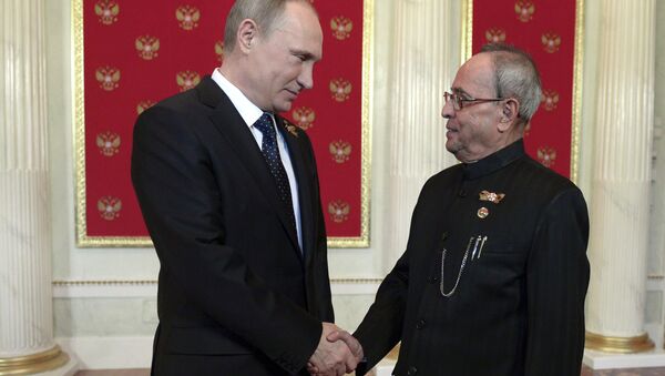 Russian President Vladimir Putin (L) shakes hands with his Indian counterpart Pranab Mukherjee - Sputnik International
