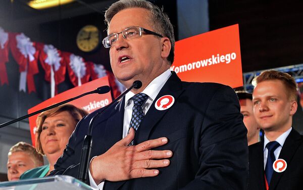 Polish President Bronislaw Komorowski addresses his supporters after the announcement of the exit poll results of the first round of the presidential election in Warsaw on May 10, 2015 - Sputnik International