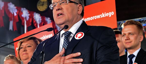 Polish President Bronislaw Komorowski addresses his supporters after the announcement of the exit poll results of the first round of the presidential election in Warsaw on May 10, 2015 - Sputnik International