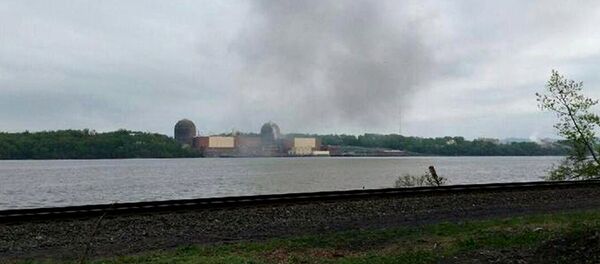 Smoke is seen over the Indian Point nuclear power plant in New York, in this handout photo provided by Gustavus Gricius taken May 9, 2015 - Sputnik International