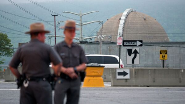 New York State Troopers stand at the main entrance of the Indian Point nuclear power plant Saturday May 9, 2015 - Sputnik International
