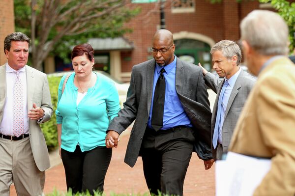 Former CIA officer Jeffrey Sterling, center, accompanied by his wife Holly, and his attorney, arrives at the U.S. District Court in Alexandria, Va., Monday, May 11, 2015. Former CIA officer Jeffrey Sterling, center, accompanied by his wife Holly, and his attorney, arrives at the U.S. District Court in Alexandria, Va., Monday, May 11, 2015. - Sputnik International