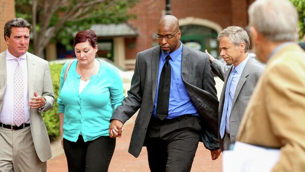 Former CIA officer Jeffrey Sterling, center, accompanied by his wife Holly, and his attorney, arrives at the U.S. District Court in Alexandria, Va., Monday, May 11, 2015. - Sputnik International