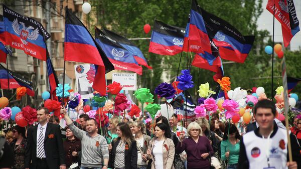 Supporters of the self-proclaimed Donetsk People's Republic attend a rally in Donetsk on May 11, 2015 to mark the first anniversary of referendums called by pro-Russian separatists in eastern Ukraine to split from the rest of the ex-Soviet republic - Sputnik International