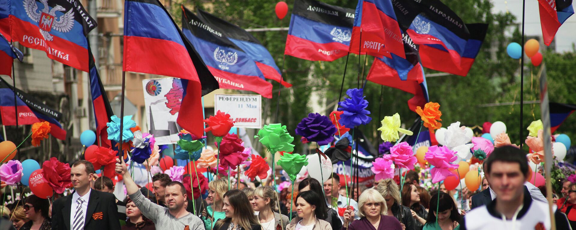 Supporters of the self-proclaimed Donetsk People's Republic attend a rally in Donetsk on May 11, 2015 to mark the first anniversary of referendums called by pro-Russian separatists in eastern Ukraine to split from the rest of the ex-Soviet republic - Sputnik International, 1920, 20.09.2022