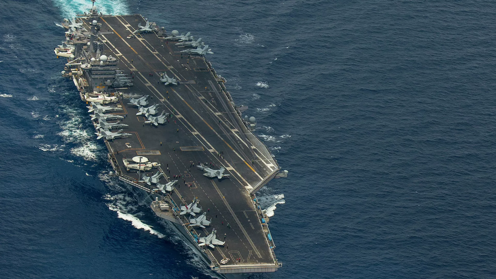 Two F/A-18 Super Hornets and two Royal Malaysian Air Force Mig 29 Fulcrum fly in formation above aircraft carrier USS Carl Vinson - Sputnik International, 1920, 11.10.2024