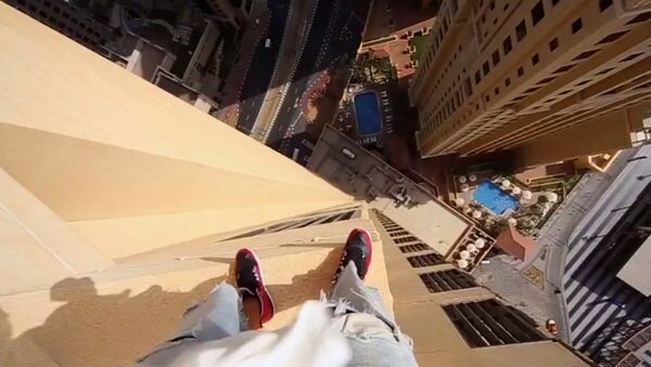 Stuntman Leaps Across Skyscraper Edges - Sputnik International