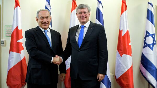 Israeli Prime Minister Benjamin Netanyahu, left, and Canadian Prime Minister Stephen Harper shake hands. - Sputnik International
