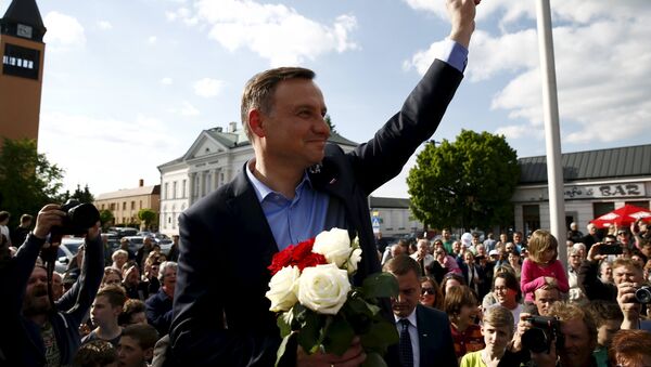 Andrzej Duda, candidate of the conservative opposition Law and Justice (PiS) party shows the victory sign during his election campaign, a day after the first round of the Polish presidential elections in Sochaczew, near Warsaw, Poland, May 11, 2015 - Sputnik International
