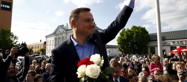 Andrzej Duda, candidate of the conservative opposition Law and Justice (PiS) party shows the victory sign during his election campaign, a day after the first round of the Polish presidential elections in Sochaczew, near Warsaw, Poland, May 11, 2015 Andrzej Duda, candidate of the conservative opposition Law and Justice (PiS) party shows the victory sign during his election campaign, a day after the first round of the Polish presidential elections in Sochaczew, near Warsaw, Poland, May 11, 2015 - Sputnik International