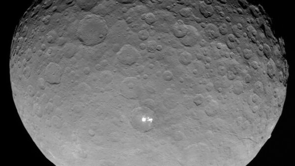 Bright spots on Ceres are revealed to be composed of many smaller spots in this May, 2015 image from the Dawn spacecraft. - Sputnik International