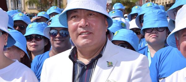 Chinese CEO of Tiens company Li Jinyuan poses with staff members, during a parade on the Promenade des Anglais in Nice, southeastern France. - Sputnik International