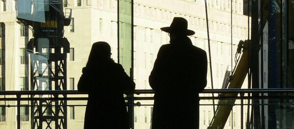 Silhouette of a man and a woman leaning on a railing - Sputnik International