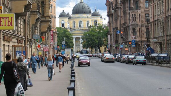 People walking along Liteiny Prospekt in St. Petersburg - Sputnik International