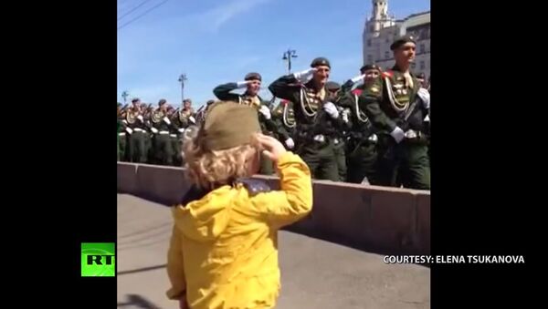 'Little General': Troops salute a kid in Moscow on V-Day - Sputnik International