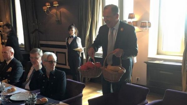 Russian Foreign Minister Sergei Lavrov gives two baskets of vegetables from Sochi gardens to his US counterpart John Kerry - Sputnik International