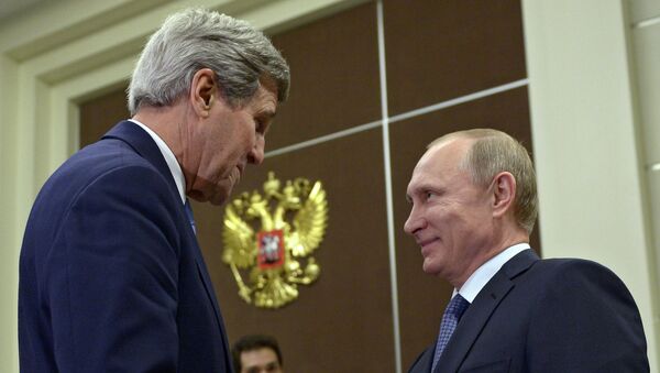 U.S. Secretary of State John Kerry (L) speaks with Russian President Vladimir Putin before a bilateral meeting at the presidential residence of Bocharov Ruchey in Sochi - Sputnik International
