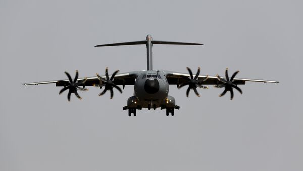 An Airbus A400M military plane flies before landing during a test flight at the airport of the Andalusian capital of Seville May 12, 2015 - Sputnik International