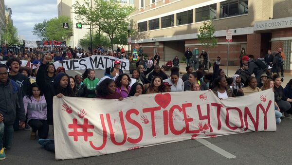 Protesters rally during a march after hearing the police officer who shot Tony Robinson would not be charged Tuesday, May 12, 2015, in Madison - Sputnik International