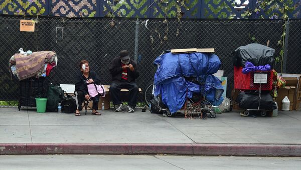 Homeless residents sit beside their belongings in downtown Los Angeles - Sputnik International