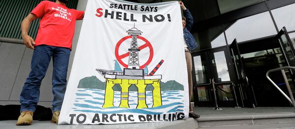 Protesters hold a sign opposing Shell Oil's plan to drill for oil in Arctic waters outside a meeting in Seattle of the Port of Seattle Commission to address the status of a Port lease with Foss Maritime, Tuesday, May 12, 2015, in Seattle - Sputnik International