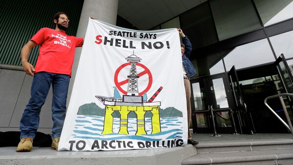 Protesters hold a sign opposing Shell Oil's plan to drill for oil in Arctic waters outside a meeting in Seattle of the Port of Seattle Commission to address the status of a Port lease with Foss Maritime, Tuesday, May 12, 2015, in Seattle - Sputnik International