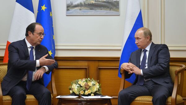 Russian President Vladimir Putin, right, and French President Francois Hollande - Sputnik International