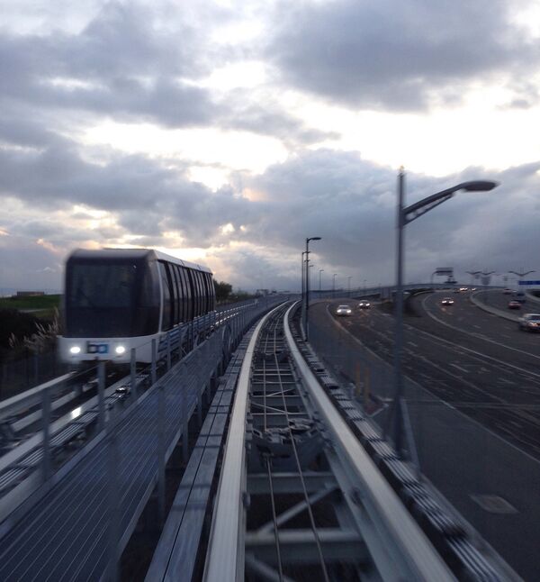 Automated Oakland Airport Connector trains passing on approach to Oakland airport. Automated Oakland Airport Connector trains passing on approach to Oakland airport. - Sputnik International