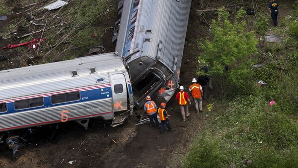 Emergency workers and Amtrak personnel inspect a derailed Amtrak train in Philadelphia, Pennsylvania May 13, 2015 - Sputnik International