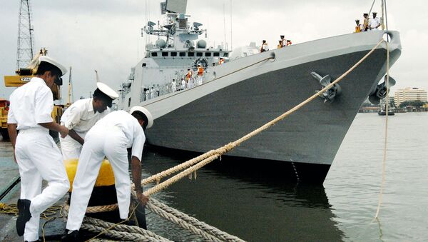 Indian Navy Personel secure the mooring ropes of INS Trishul, a Second Talwar Class Stealth Frigate,as she comes alongside the docks at the Naval Dockyard in Bombay, 23 September 2003 - Sputnik International