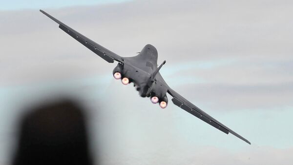 A US Air Force B-1B roars over the crowd on the first public day of the Australian International Airshow in Melbourne on March 4, 2011 - Sputnik International