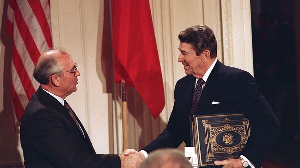 Mikhail Gorbachev (left) and Ronald Reagan after signing the INF Treaty, December 8, 1987 - Sputnik International
