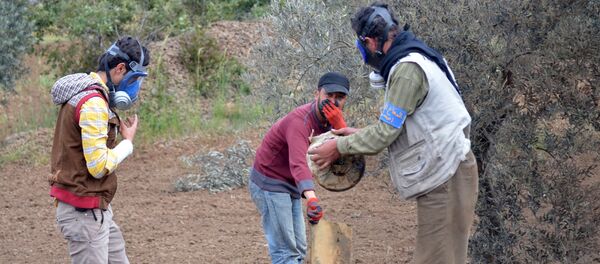Civil Defence member carries a damaged canister in Ibleen village from what activists said was a chlorine gas attack, on Kansafra, Ibleen and Josef villages, Idlib countryside May 3, 2015 Civil Defence member carries a damaged canister in Ibleen village from what activists said was a chlorine gas attack, on Kansafra, Ibleen and Josef villages, Idlib countryside May 3, 2015 - Sputnik International